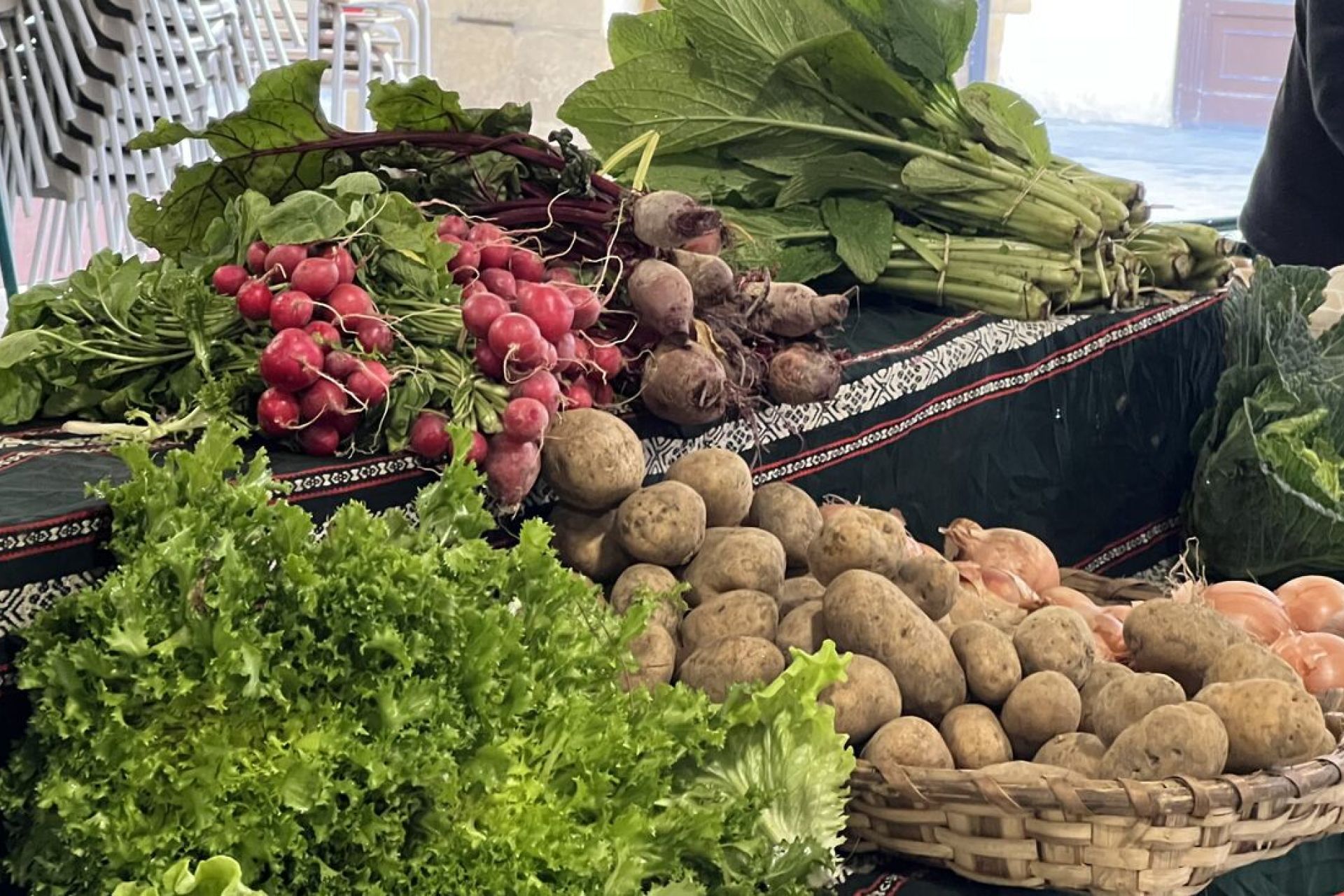 La hortalizas invernales acaparan la oferta de productos de temporada del mercado sabatino